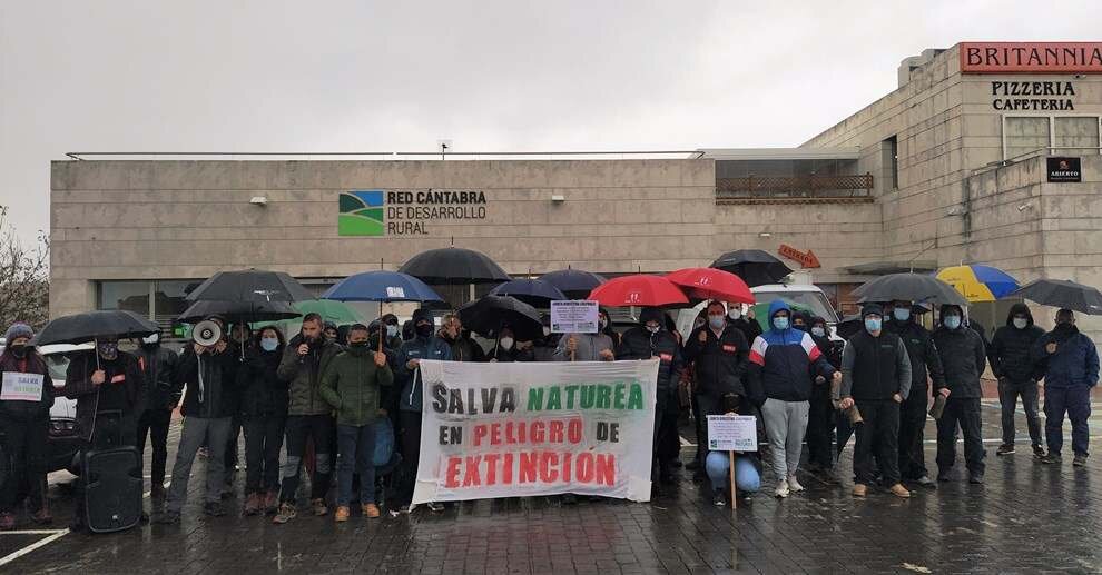 Concentración de los trabajadores de la Red Cántabra Desarrollo Rural.