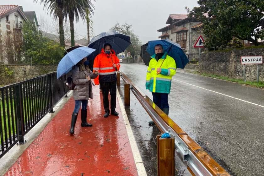 Visita del consejero de Obras con el alcalde de Ruesga a las obras.