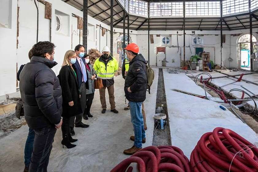 Visita del consejero de Obras Públicas y la alcaldesa de Castro a la reforma del Mercado de Abastos.