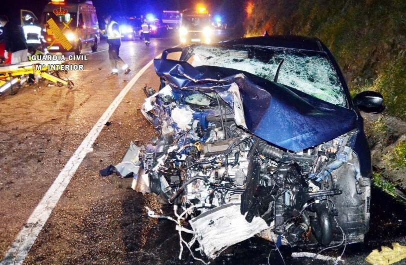 Estado de uno de los coches tras el accidente en Santa María de Cayón.