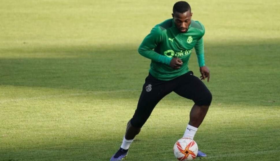 El jugador del Racing, Cedric, en un entrenamiento.