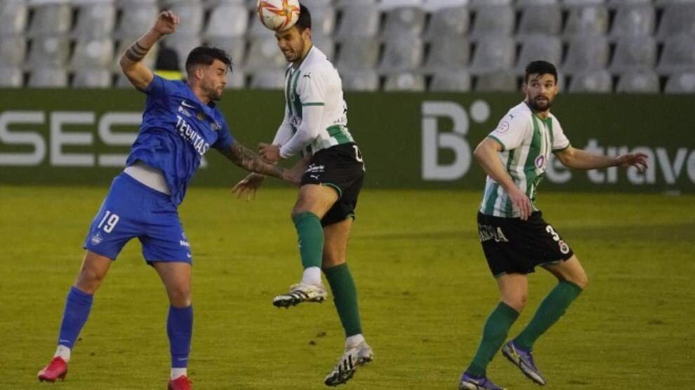 Un momento del partido entre el Racing de Santander y el Sanse en El sardinero.