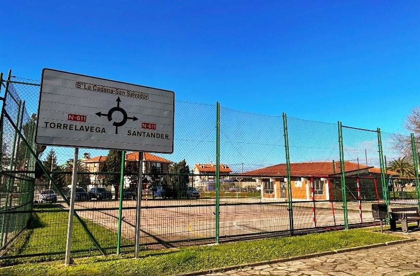 Terreno anexo al centro de salud de Polanco que se cederá para la ampliación.