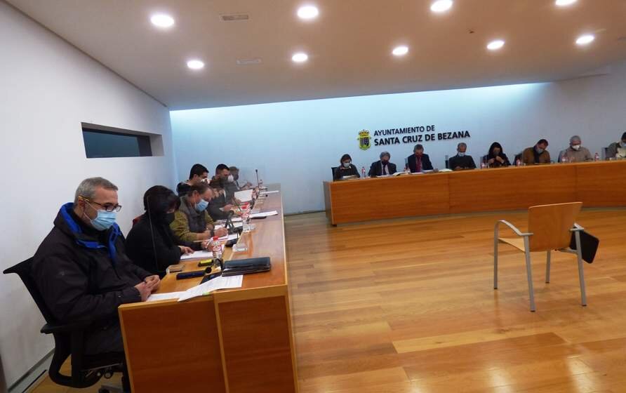 Los concejales en el Pleno de Santa Cruz de Bezana en el salón de sesiones. R.A.