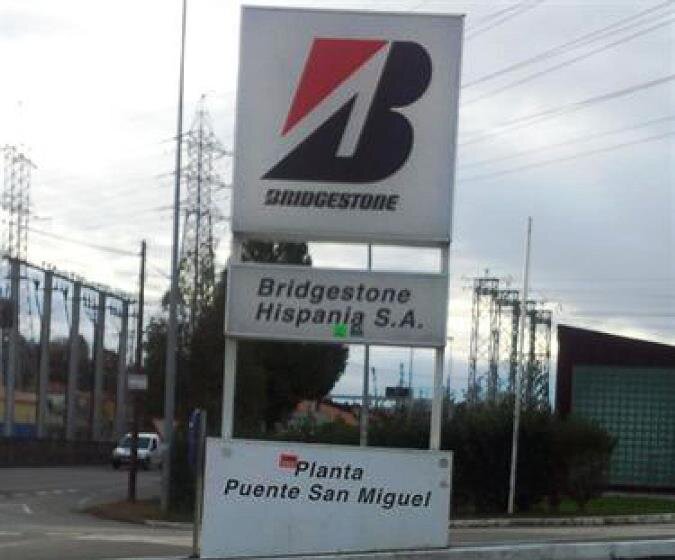 Entrada a la empresa de Bridgestone en Puente San Miguel.