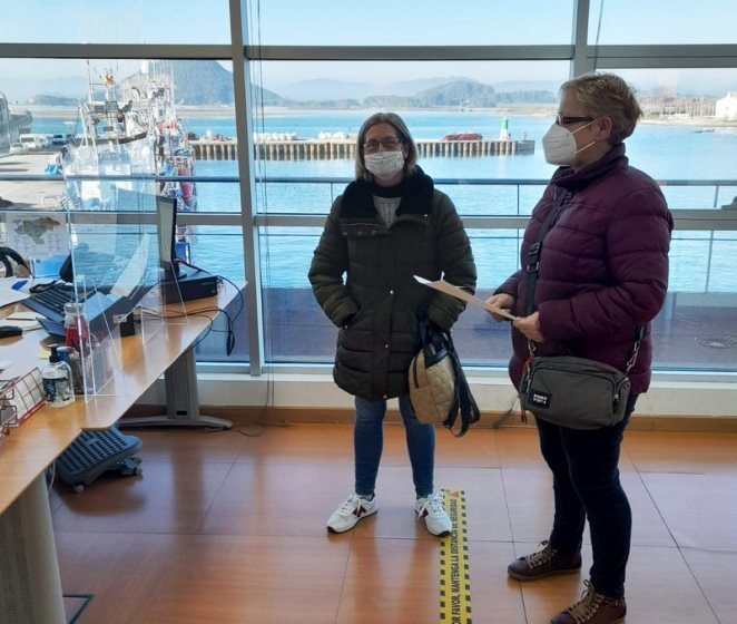 María José Diéguez y Rosa Cucurull en el momento de presentar las firmas.