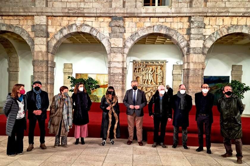 Presentación de la exposición en el patio del Parlamento de Cantabria con la presencia de varios artistas.