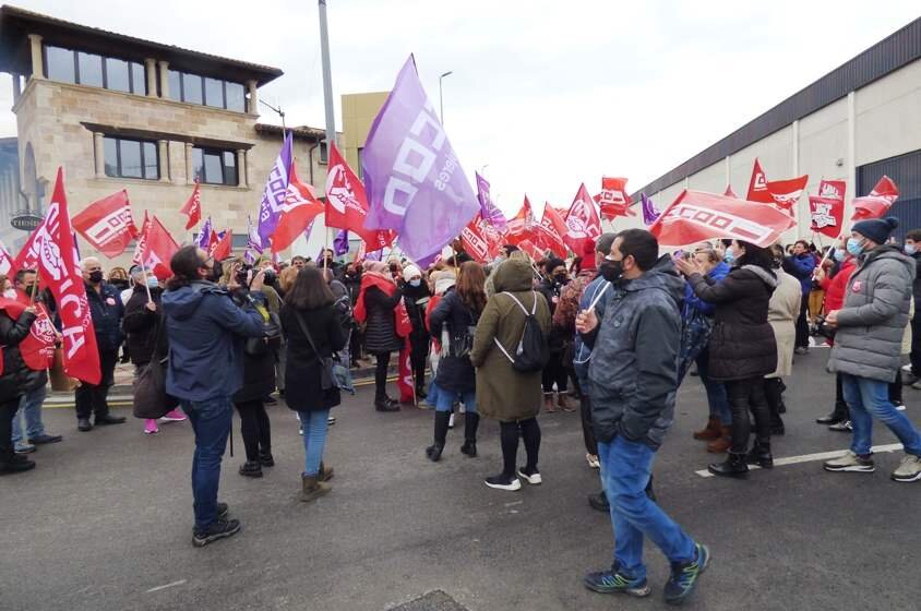 Huelga  de trabajadores del sector conservero en Santoña. R.A.