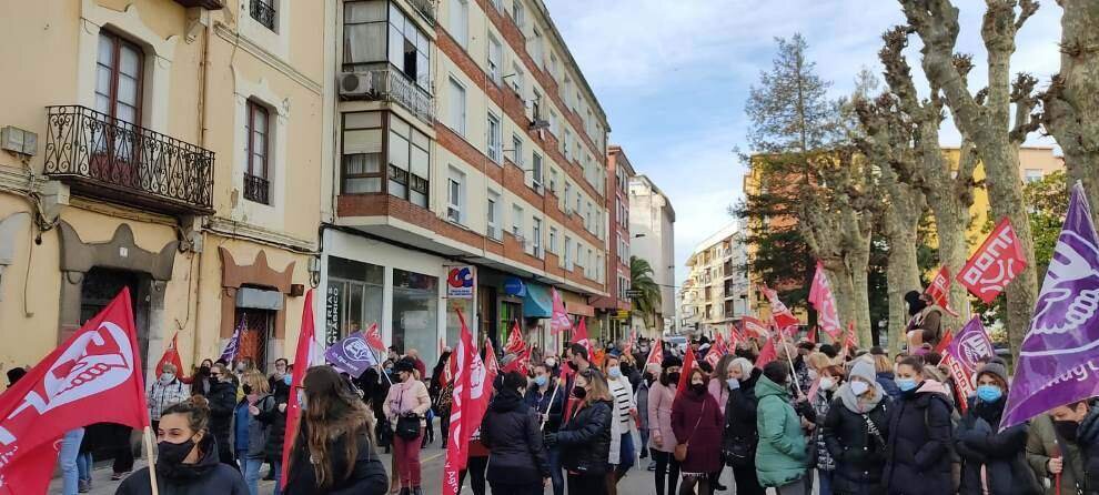 Los trabajadores en el segundo día de huelga del sector conservero en Santoña.