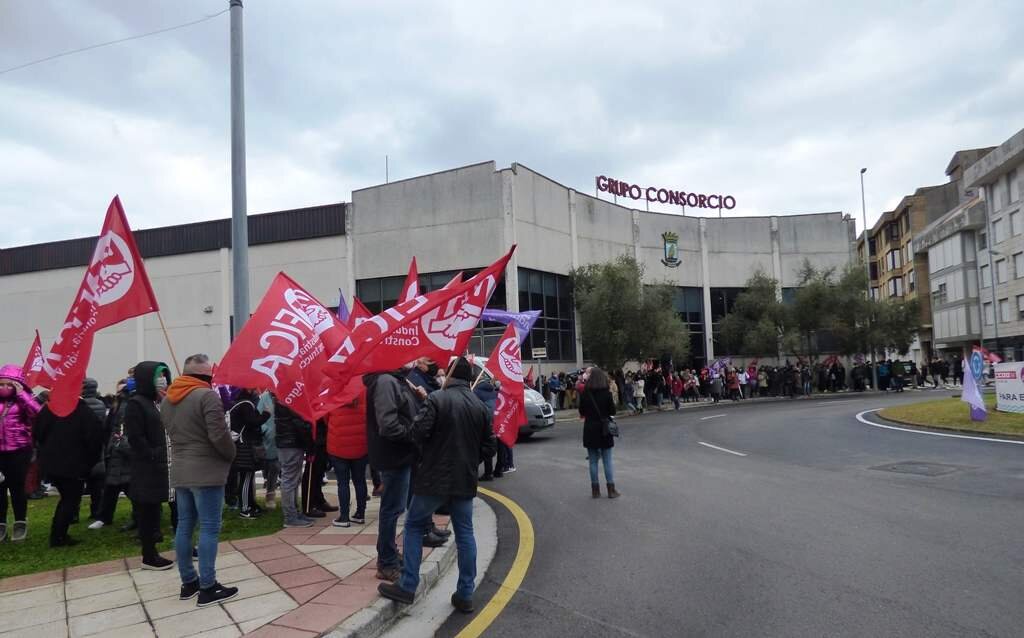 Los trabajadores de las empresas conserveras durante la huelga en Santoña. R.A.