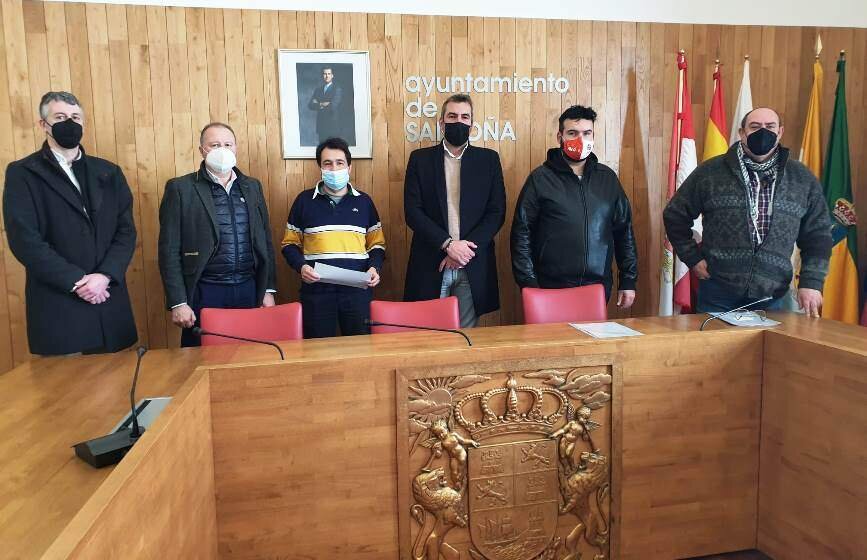 Un momento de la firma del acuerdo en el salón de Plenos de la Casa Consistorial de Santoña.