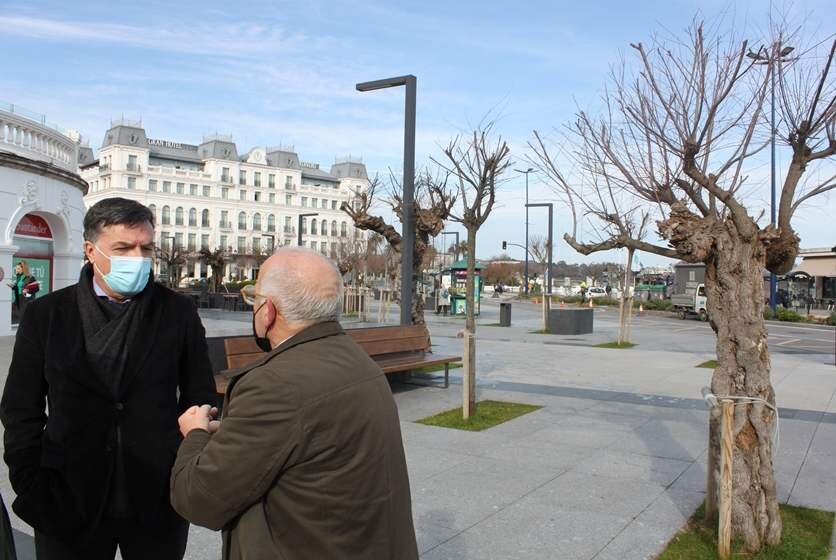 El concejal de Vox, Guillermo Pérez, conversa con vecinos en El Sardinero.