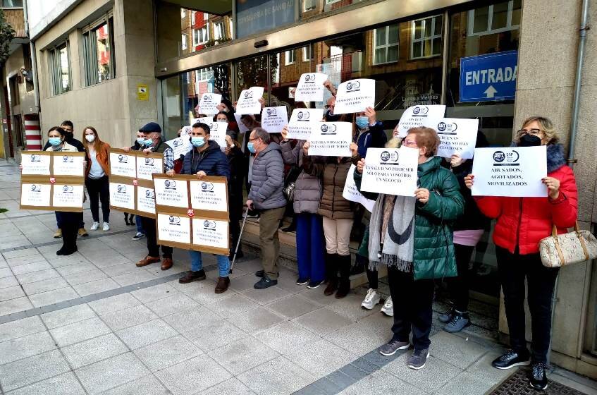 Concentración de los trabajadores frente a la sede de la Consejería de Sanidad.