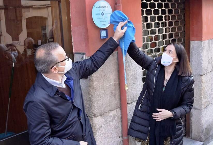 Un instante de la colocación de la placa en honor a Mario Camus en Santander.