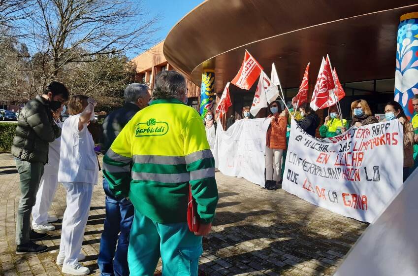 Concentración de la plantilla en Sierrallana para exigir mejoras.