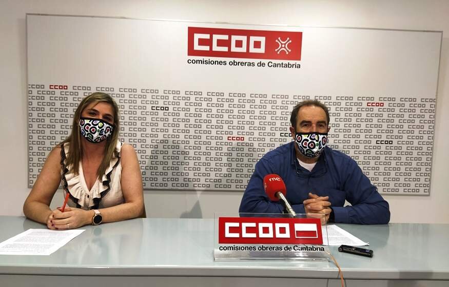 Silvia Solar y Carlos Ateca en la rueda de prensa de CCOO en Santander.