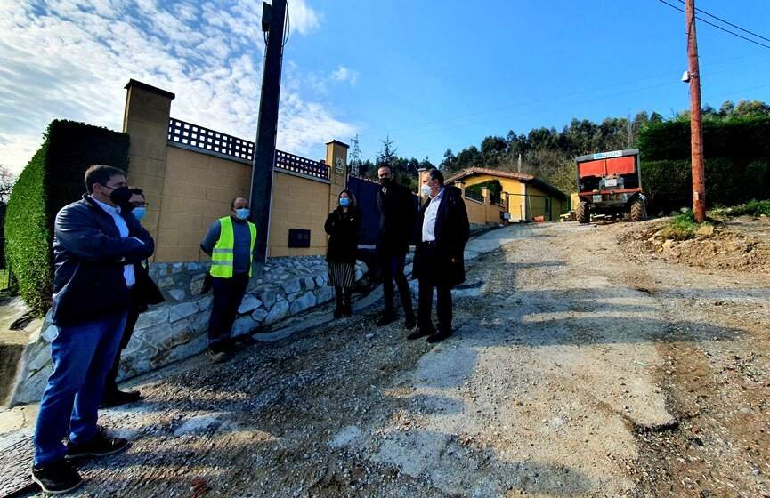 Visita de los políticos a las obras de saneamiento en Torrelavega.