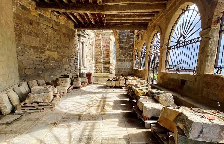 Zona de la iglesia donde se acumula el material de obra en Castro Urdiales.