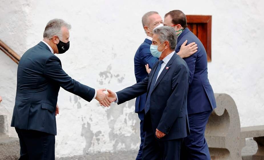 El presidente de Cantabria, Miguel Ángel Revilla, saluda a su homólogo en la Palma, Ángel Víctor Torres. EFE