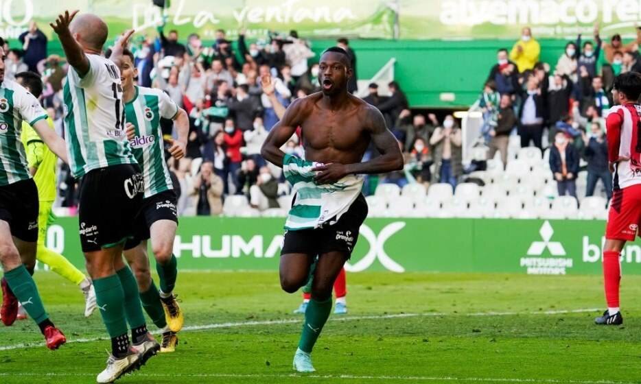 La afición celebró la victoria del Racing de Santander.