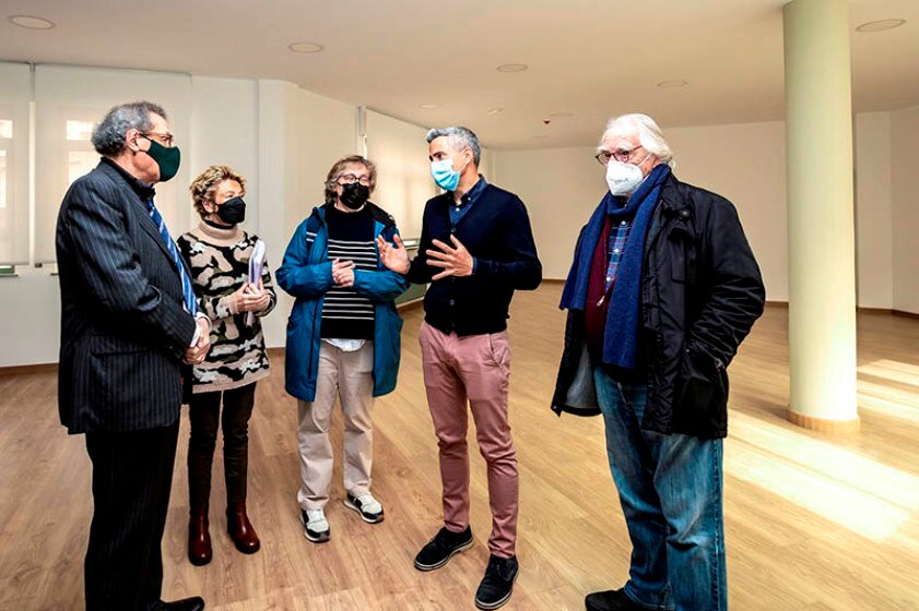 El vicepresidente y consejero de Universidades, Igualdad, Cultura y Deporte, Pablo Zuloaga, visita las obras de rehabilitación realizadas en este edificio.