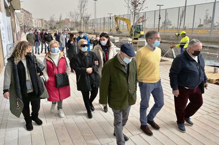 Un instante de la visita de las autoridades políticas con los vecinos a la calle