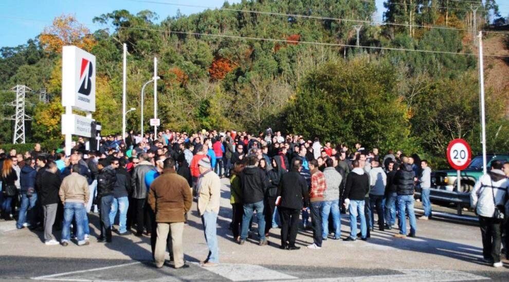 La plantilla de Bridgestone, en Torrelavega, durante las movilizaciones.