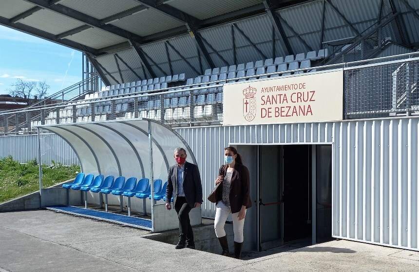 Las autoridades políticas visitan el campo de fútbol de Soto de la Marina.