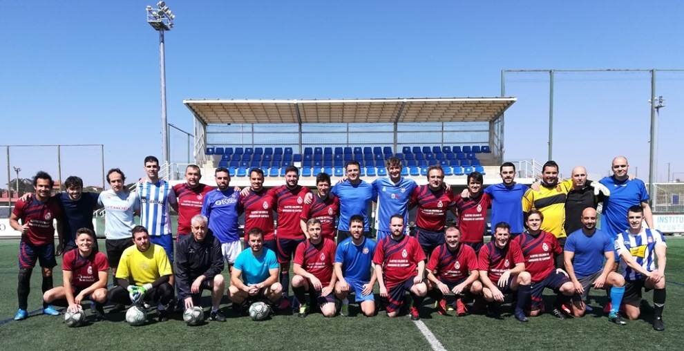 Jugadores de los equipos de Abogados de Cantabria y la Policía Local de Santander. R.A.