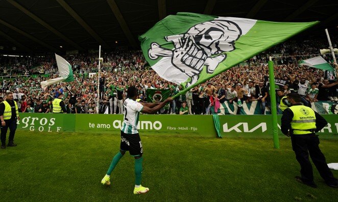 Los jugadores y la afición celebraron el ascenso a Segunda del Racing de Santander.