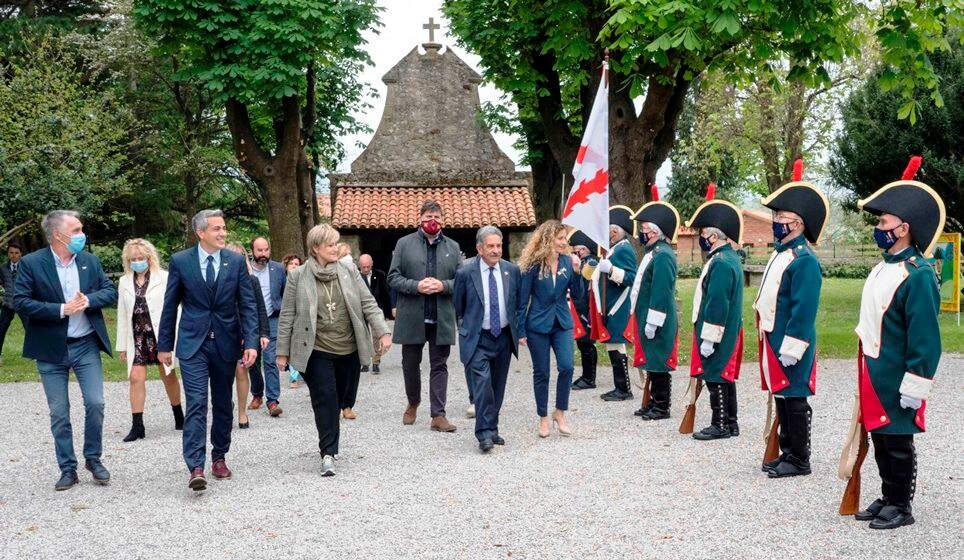 Las autoridades políticas llegan a los jardines de la casa natal de Pedro Velarde.