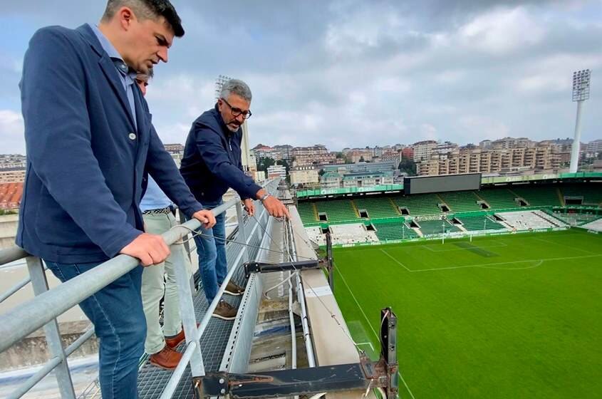 Visita de los concejales del PSOE al campo de fútbol del Racing.