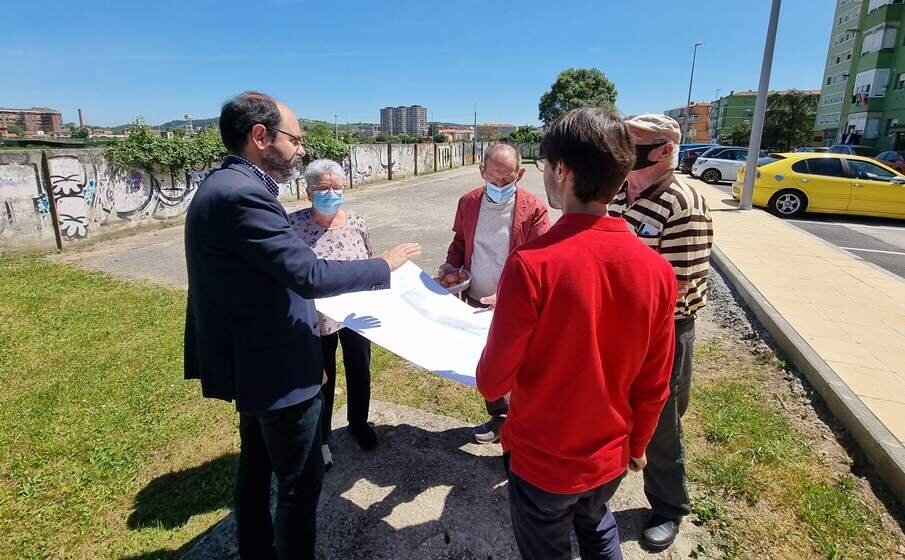 El concejal José Luis Urraca en el barrio de Covadonga, en Torrelavega.