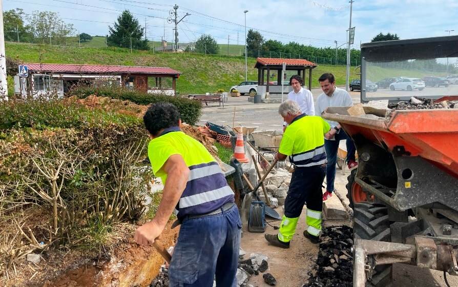 Obras en la rotonda Paco Gento, en Guarnizo.