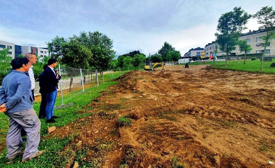 Las autoridades políticas visitan las obras del pump track en Sierrapando.