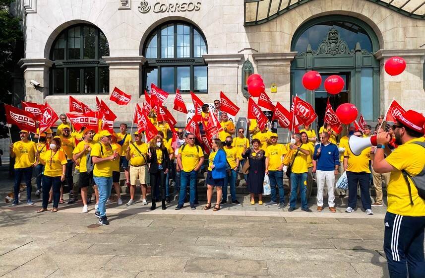 Concentración de los trabajadores de Correos de Cantabria en Santander.