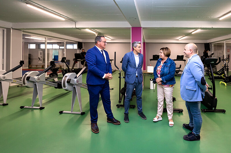 Las autoridades políticas visitaron el polideportivo Emilio Amavisca.