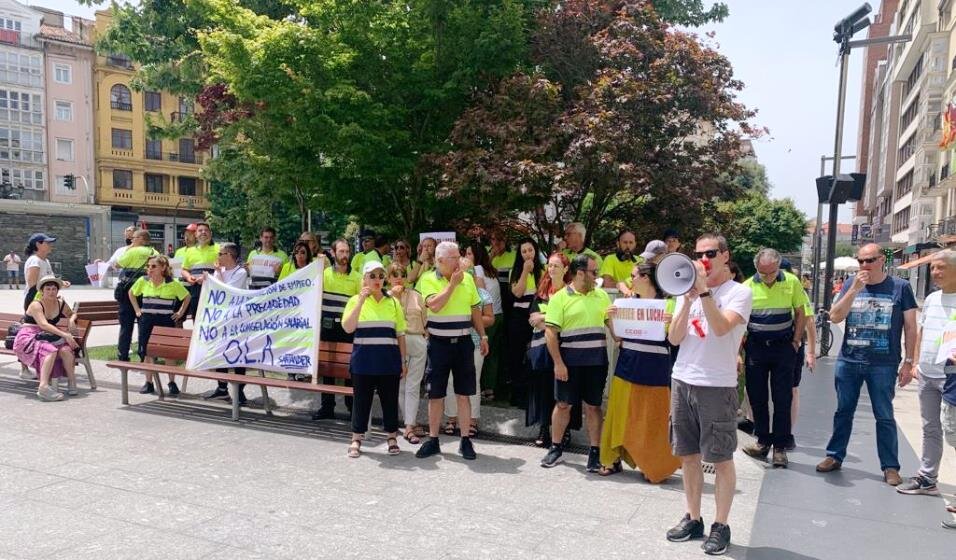 Trabajadores de la OLA en la protesta frente al Consistorio de Santander.