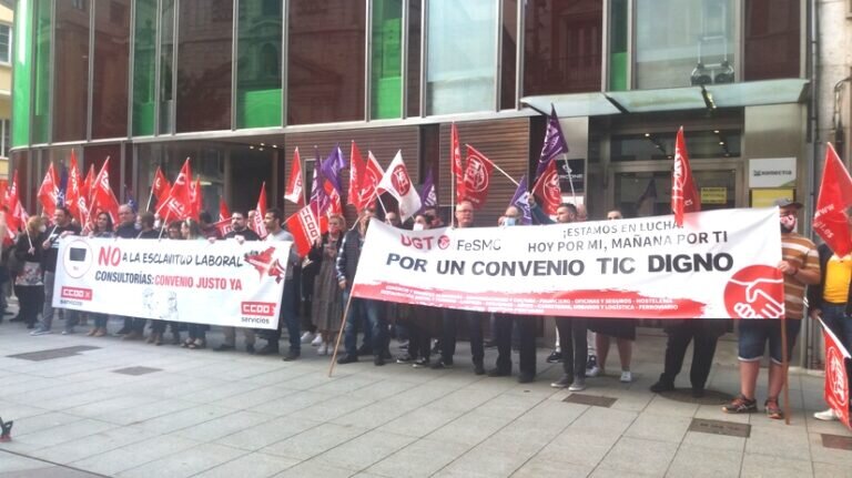 Concentración de los trabajadores. Web de UGT Cantabria