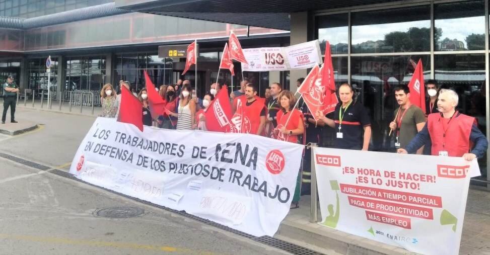 Concentración personal AENA en el Aeropuerto Seve Ballesteros.