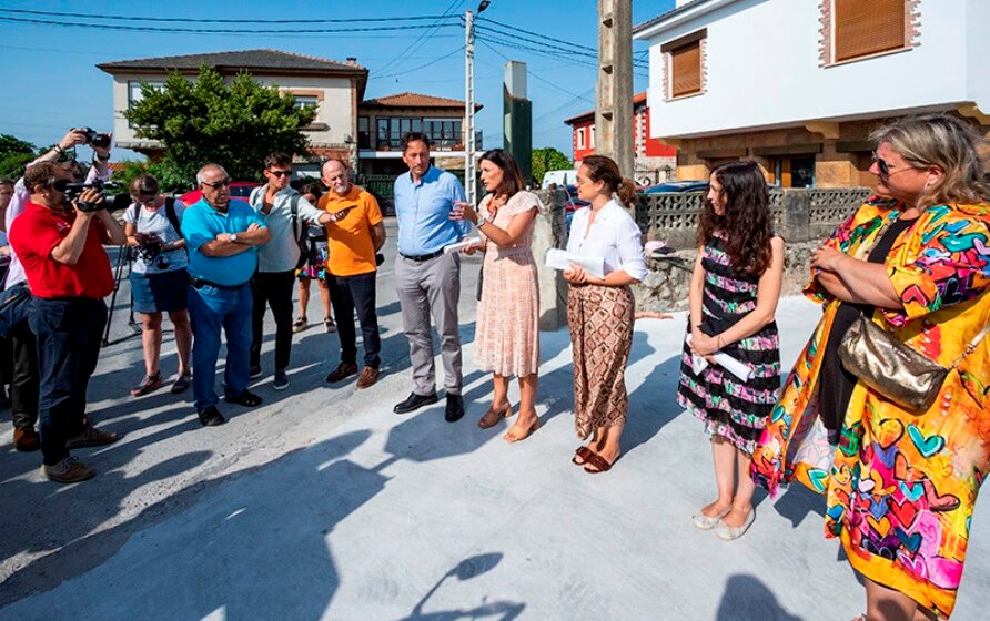 Las autoridades políticas con los integrantes de la Asociación de Vecinos La Corbanera.