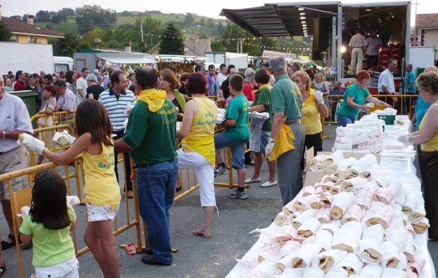 Reparto en Liérganes de bocadillos de queso. R.A