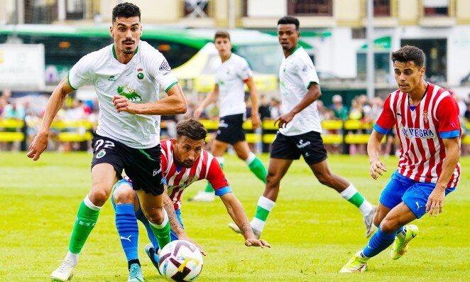 Partido amistoso de pretemporada entre el Racing y el Sporting de Gijón en Sarón.