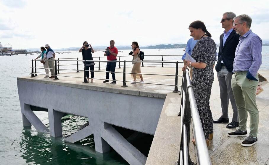 Visita de las autoridades políticas alas obras finalizadas en el Muelle Maura, en Santander.