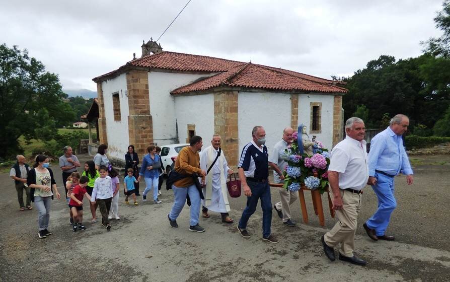 La localidad de Tezanos, en Villacarriedo, cumplió con la tradición. R.A.