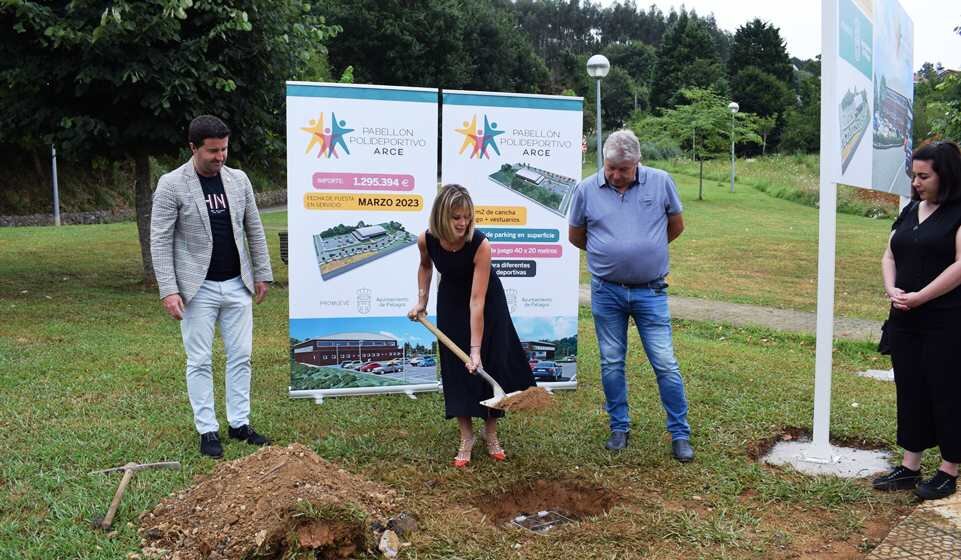 Colocación de la primera piedra del polideportivo en Arce, en Piélagos.