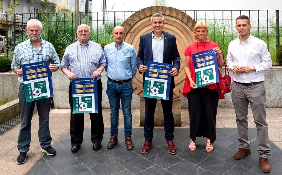 Las autoridades políticas en el Torneo Juvenil del 50 Aniversario de la Sociedad Deportiva Gama.