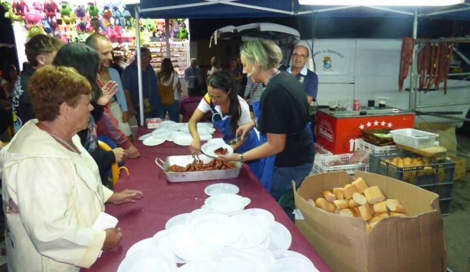 Reparto del chorizo en las fiestas de San Mamés en Meruelo. R.A.