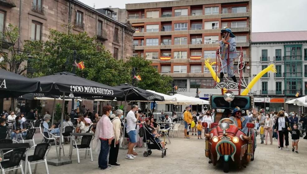 Espectáculo en la calles de Torrelavega con motivo de las fiestas de la Virgen Grande. R.A.