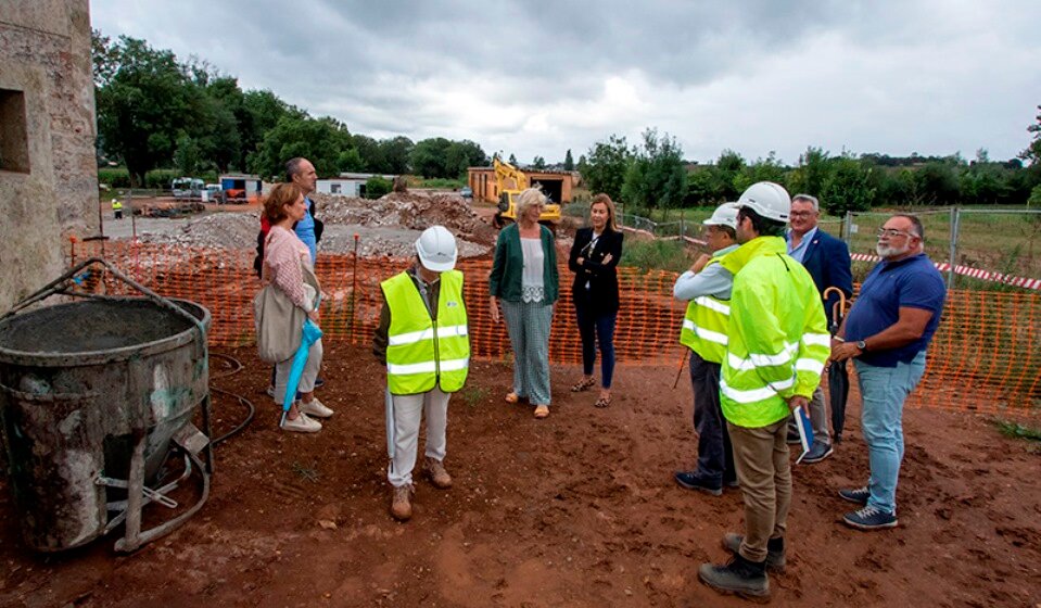 La consejera de Educación y Formación Profesional, Marina Lombó, visita las obras realizadas en el Centro Integrado La Granja de Heras.